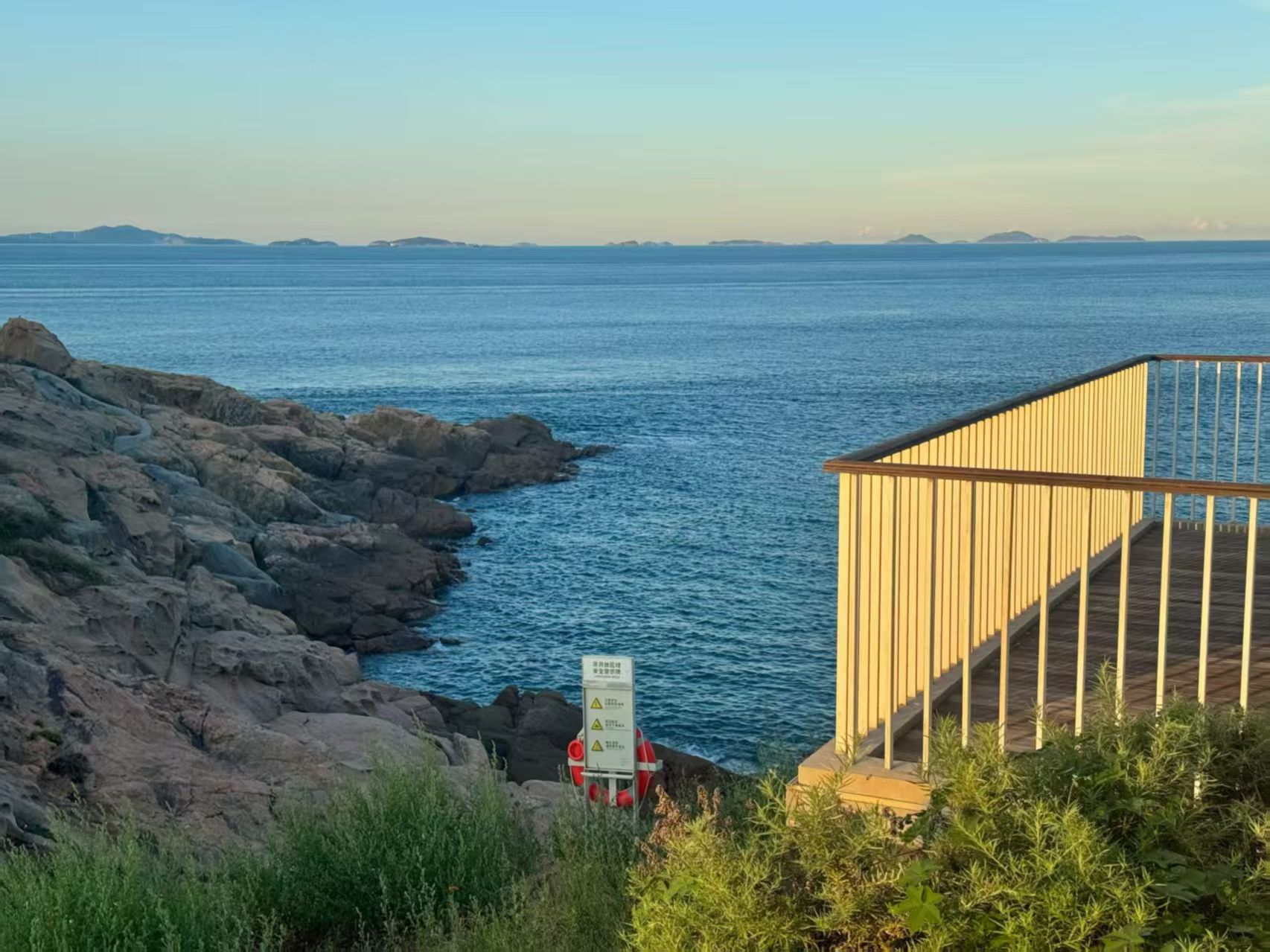 礁石海岸线