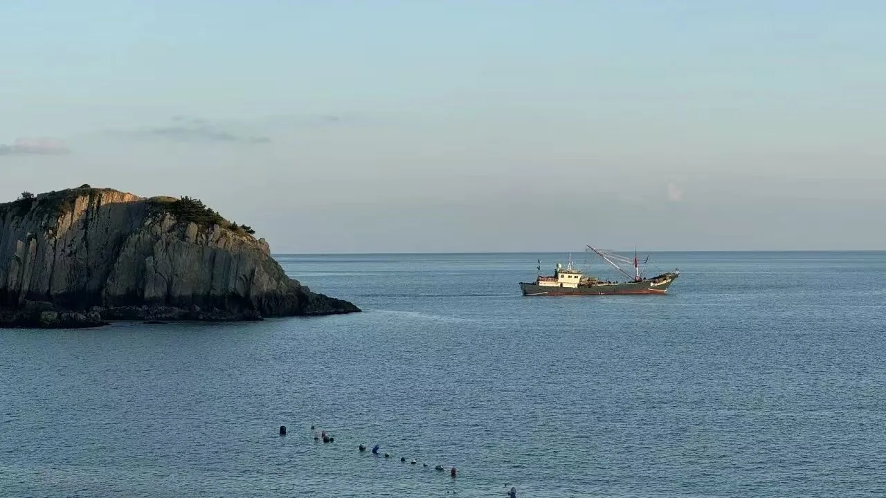 小岛与渔船 — 黄龙岛